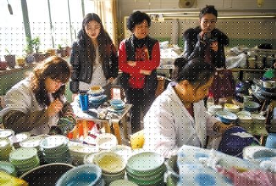 昨日，游客在觀看景泰藍(lán)制作。