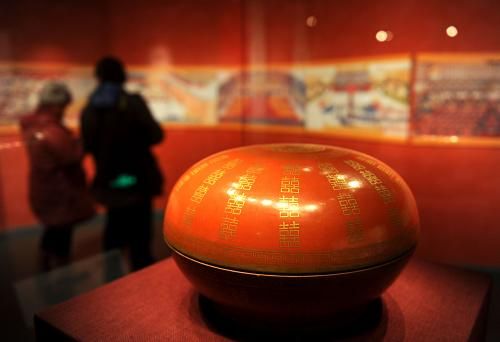 1月15日，清宮舊藏“燕喜同和”款礬紅地金彩雙“喜”字圓盒在首都博物館展出。新華社記者 羅曉光 攝