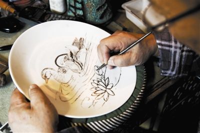 用鉆石刀刻瓷就像用畫筆作畫一樣，“持刀如持筆”。