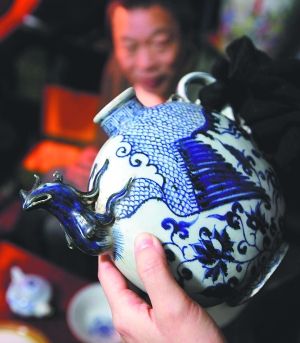 “樊家井”是景德鎮(zhèn)中低端仿品生產(chǎn)和批發(fā)基地，圖為仿元青花鳳首壺。